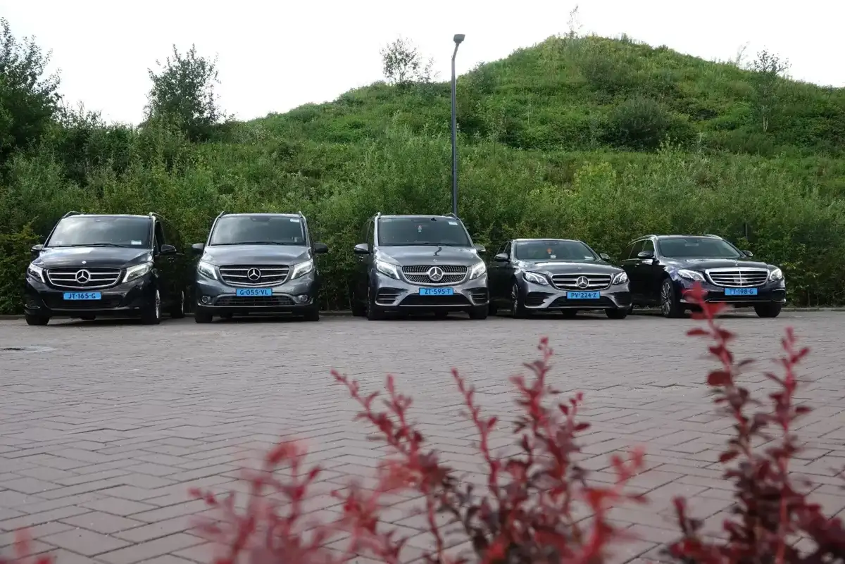 Wagenpark met taxibussen van Taxi Alphen-Chaam